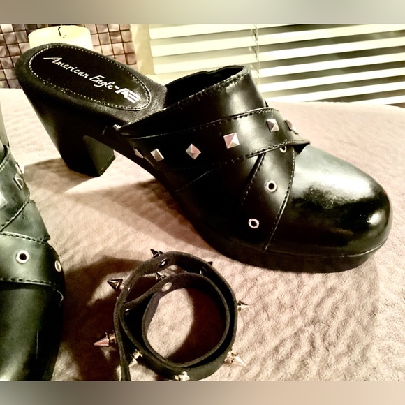 EUC America Eagle Black Womens Clogs. Studded, Chunky Heel Size: 8 - Picture 4 of 12